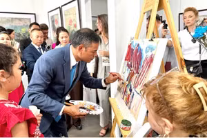 Una demostración de pintura en vivo realizada por el artista Ngo Duc Hoang. (Foto: Nhan Dan)