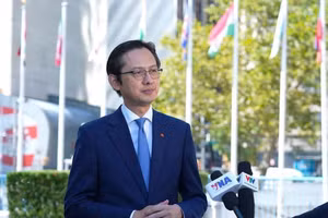 El embajador Do Hung Viet, representante permanente de Vietnam ante la ONU responde a la prensa sobre el significado de la aprobación por la Asamblea General de ONU de la resolución ‘Decenio Internacional de la Cultura para el Desarrollo Sostenible’, propuesta por Vietnam. (Foto: Misión Permanente de Vietnam ante la ONU)