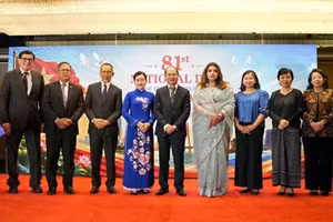 El embajador vietnamita Nguyen Manh Cuong (centro) y la secretaria de Estado del Ministerio de Asuntos Exteriores de Bangladés, Shama Obaed Islam, (cuarta por la derecha), junto con varios embajadores de la Asean. (Foto: Embajada de Vietnam en Bangladés)