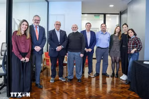 Dirigentes de la Bolsa de Cereales de Buenos Aires, la Asociación de la Cadena de la Soja Argentina y representantes de la prensa de países con vínculos agrícolas clave con Argentina en el evento. (Foto: VNA)