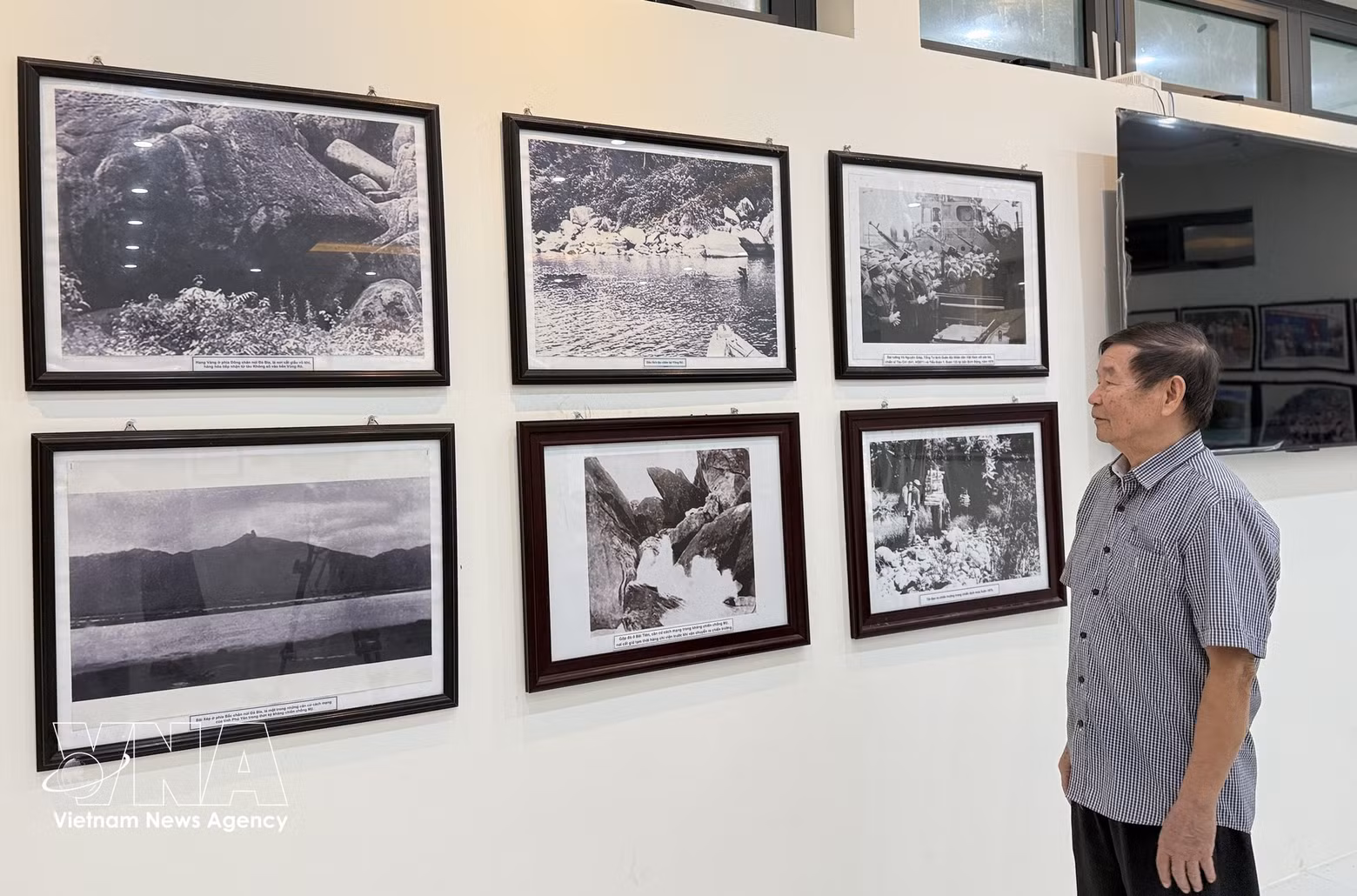 Una exposición de imágenes y objetos relacionados con los "barcos sin número" y la "Ruta Ho Chi Minh en el mar". (Foto: VNA)