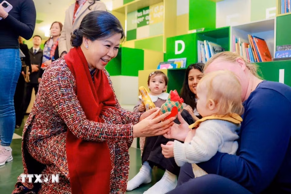Ngo Phuong Ly, esposa del secretario general del Partido Comunista y presidente de Vietnam, To Lam, y la reina de Dinamarca, María, visitan el área infantil de la biblioteca. (Foto: VNA)