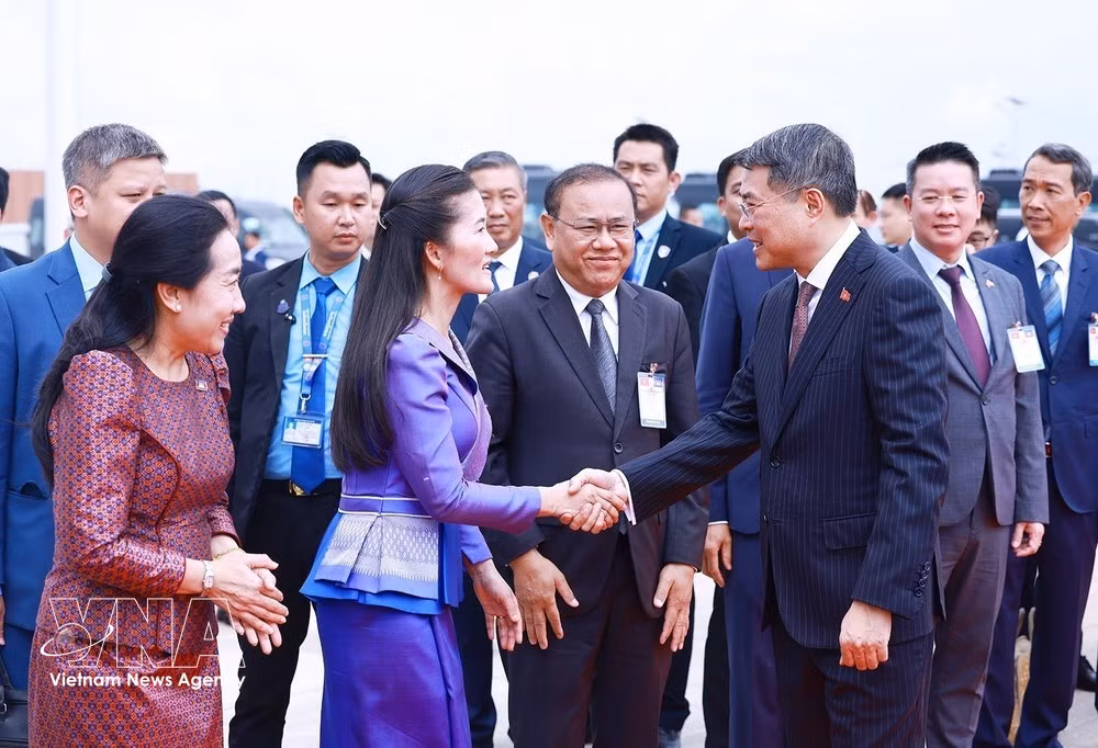 El primer ministro Le Minh Hung parte de Phnom Penh, concluyendo con éxito su visita oficial a Camboya. (Foto VNA)