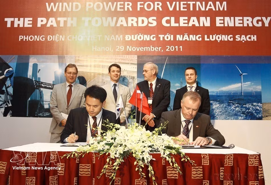 El entonces príncipe heredero de Dinamarca, Federico, asiste a la firma de un acuerdo de cooperación entre el fabricante danés de turbinas eólicas Vestas y la empresa vietnamita CS Wind, especializada en torres eólicas (29 de noviembre de 2011). (Foto: VNA)