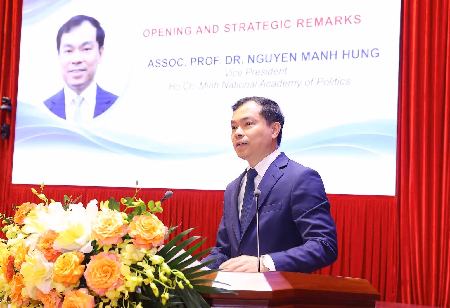 El profesor asociado y doctor Nguyen Manh Hung, subdirector de la Academia Nacional de Política Ho Chi Minh y vicepresidente del Consejo Teórico Central, habla.