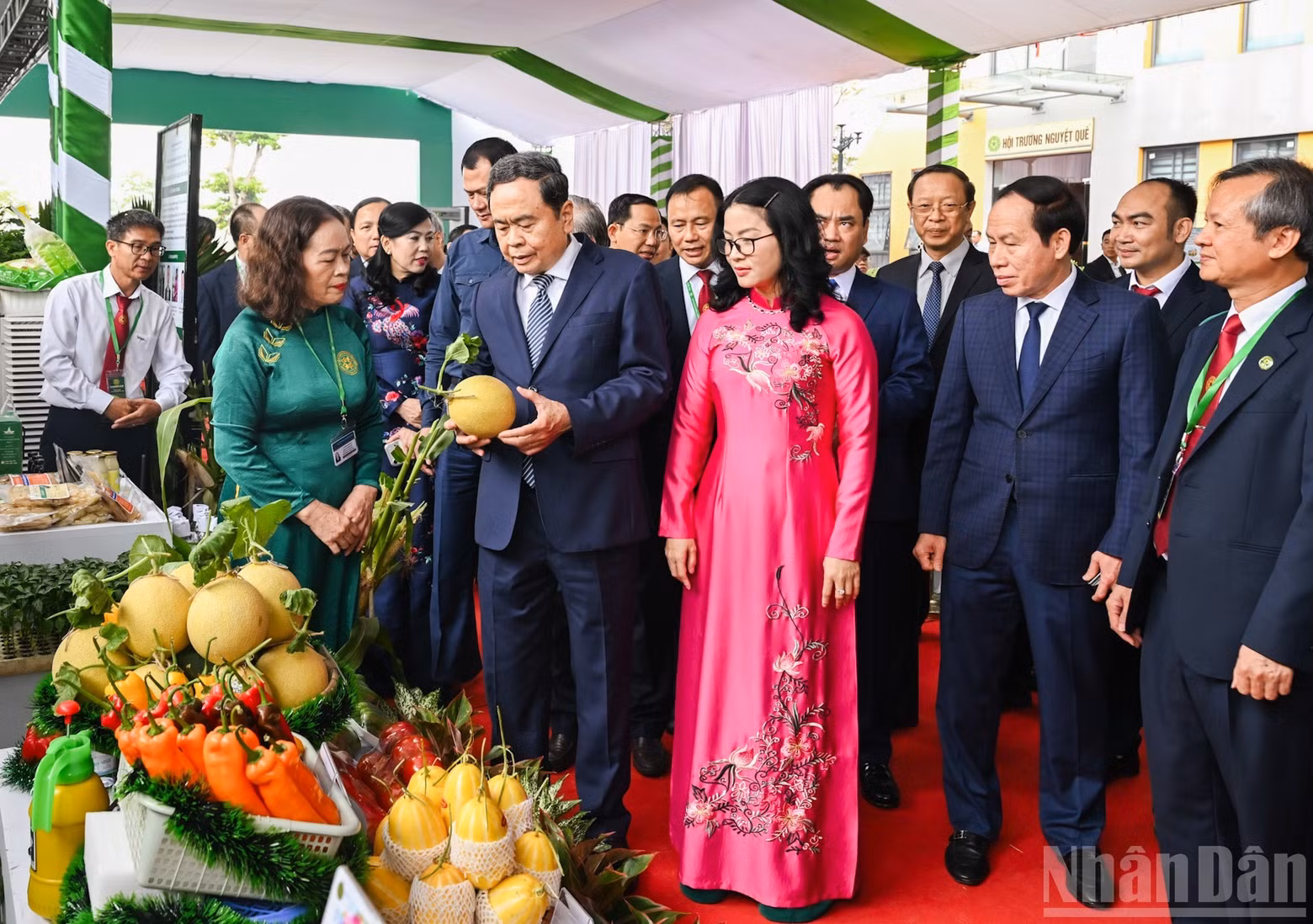 El presidente de la Asamblea Nacional, Tran Thanh Man, y otros delegados visitan una exposición de productos de la Academia de Agricultura de Vietnam.