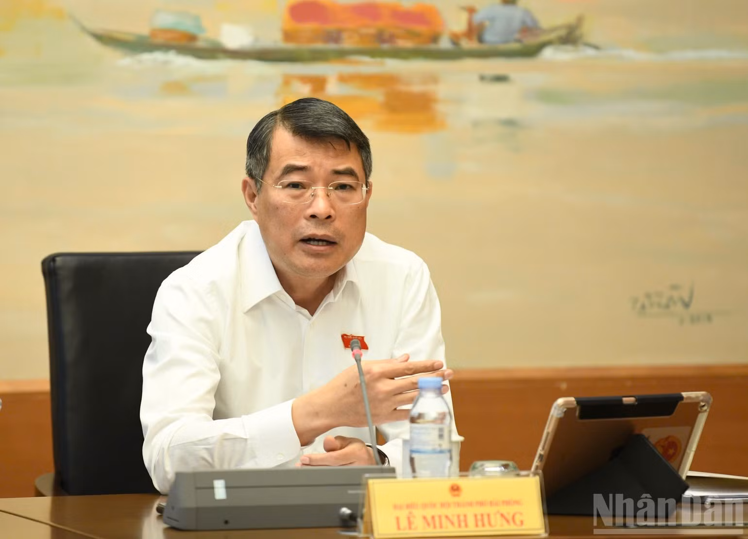 El primer ministro de Vietnam, Le Minh Hung, participa en un debate.