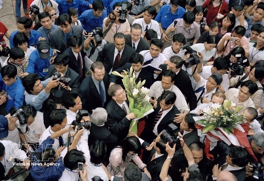 Bill Gates, presidente de Microsoft, visita la universidad y se reúne con sus directivos, docentes y estudiantes el 22 de abril de 2006.