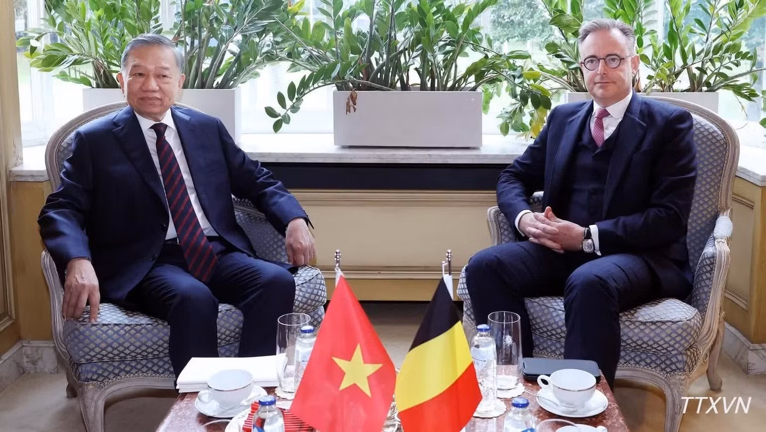 El secretario general del Partido Comunista y presidente de Vietnam, To Lam, mantiene una reunión privada con el primer ministro belga, Bart De Wever. (Foto: VNA)