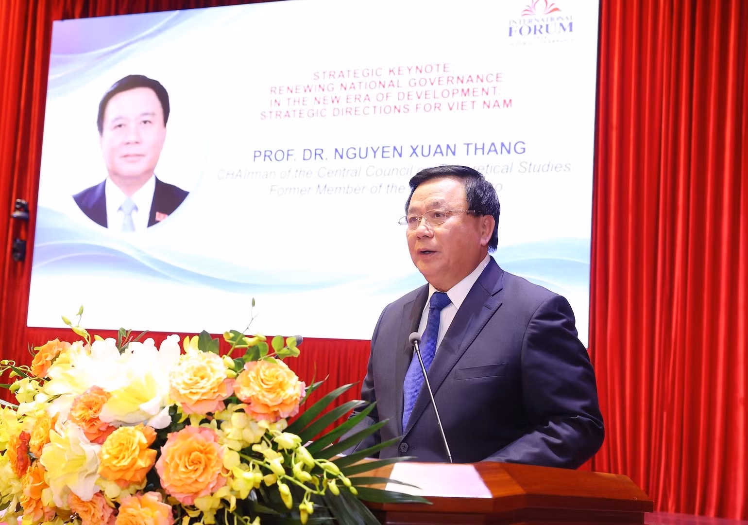 El profesor y doctor Nguyen Xuan Thang, ex miembro del Buró Político y presidente del Consejo Teórico Central, en la cita.