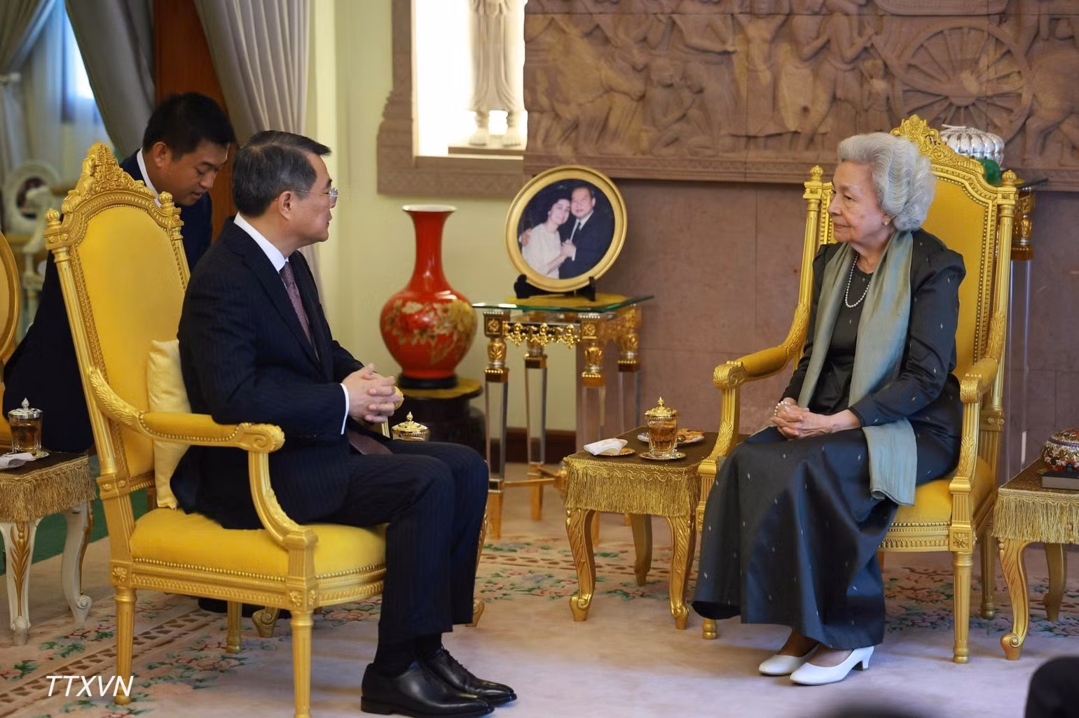 El primer ministro vietnamita, Le Minh Hung, se reúne con la Reina Madre, Norodom Monineath Sihanouk. (Foto: VNA)
