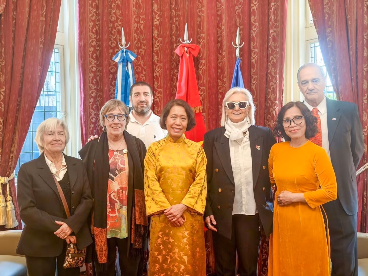 La embajadora Ngo Minh Nguyet (cuarto desde la derecha) y representantes del Instituto Cultural Argentina-Vietnam (ICAV). Foto: VNA