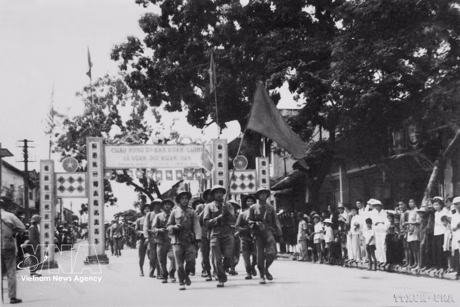 Multitudes reciben con entusiasmo a las tropas del Ejército Popular de Vietnam a su entrada en Ha Dong para tomar el control de la zona, el 6 de octubre de 1954.