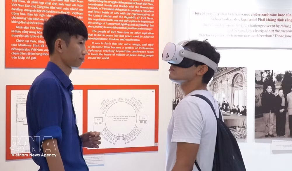 Los visitantes experimentan la tecnología de realidad virtual (RV) en el Museo de los Vestigios de la Guerra. (Foto:VNA)