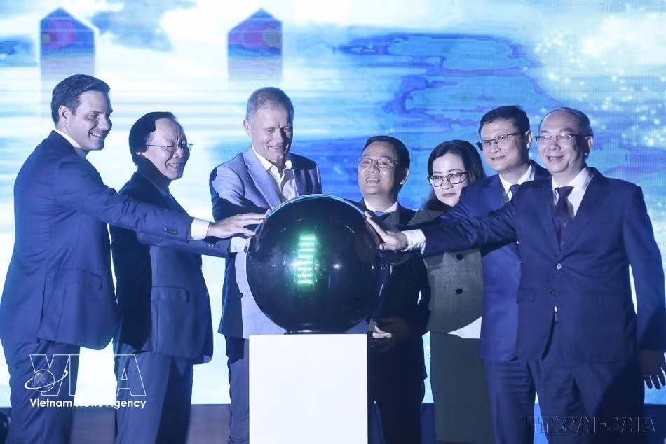 Representantes de las entidades organizadoras participan en el encendido de luces azules en el edificio de Correos de Hanói, como parte de las actividades por el Día Mundial de la Diabetes. La iniciativa fue organizada por el Ministerio de Salud Pública, la Embajada de Dinamarca en Vietnam y la Asociación de Pediatría de Vietnam (11 de noviembre de 2023). (Foto: VNA)