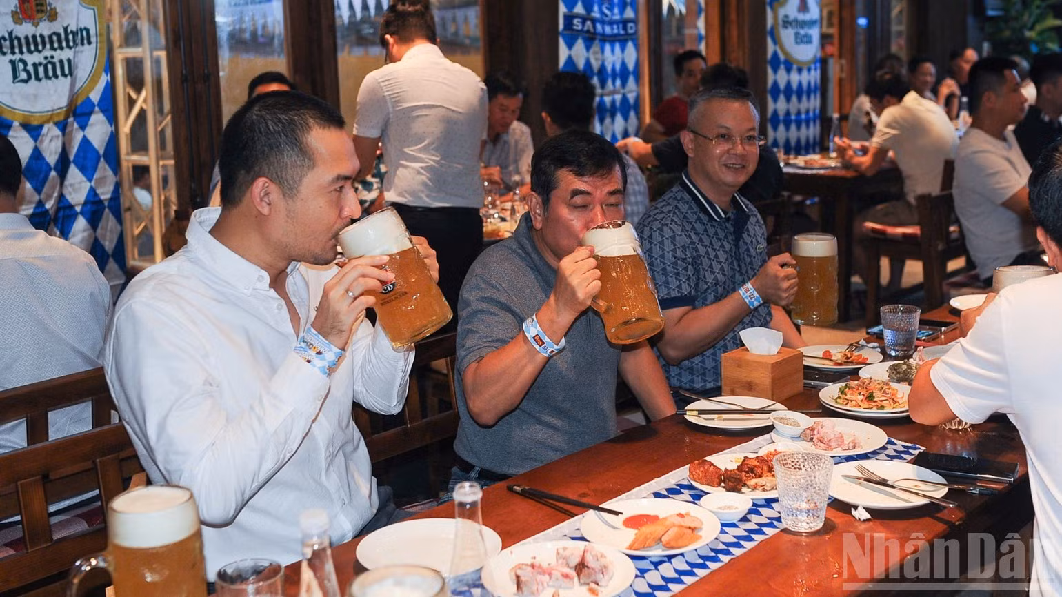 Animado ambiente en Festival de Cerveza Alemana de Da Nang 2026.