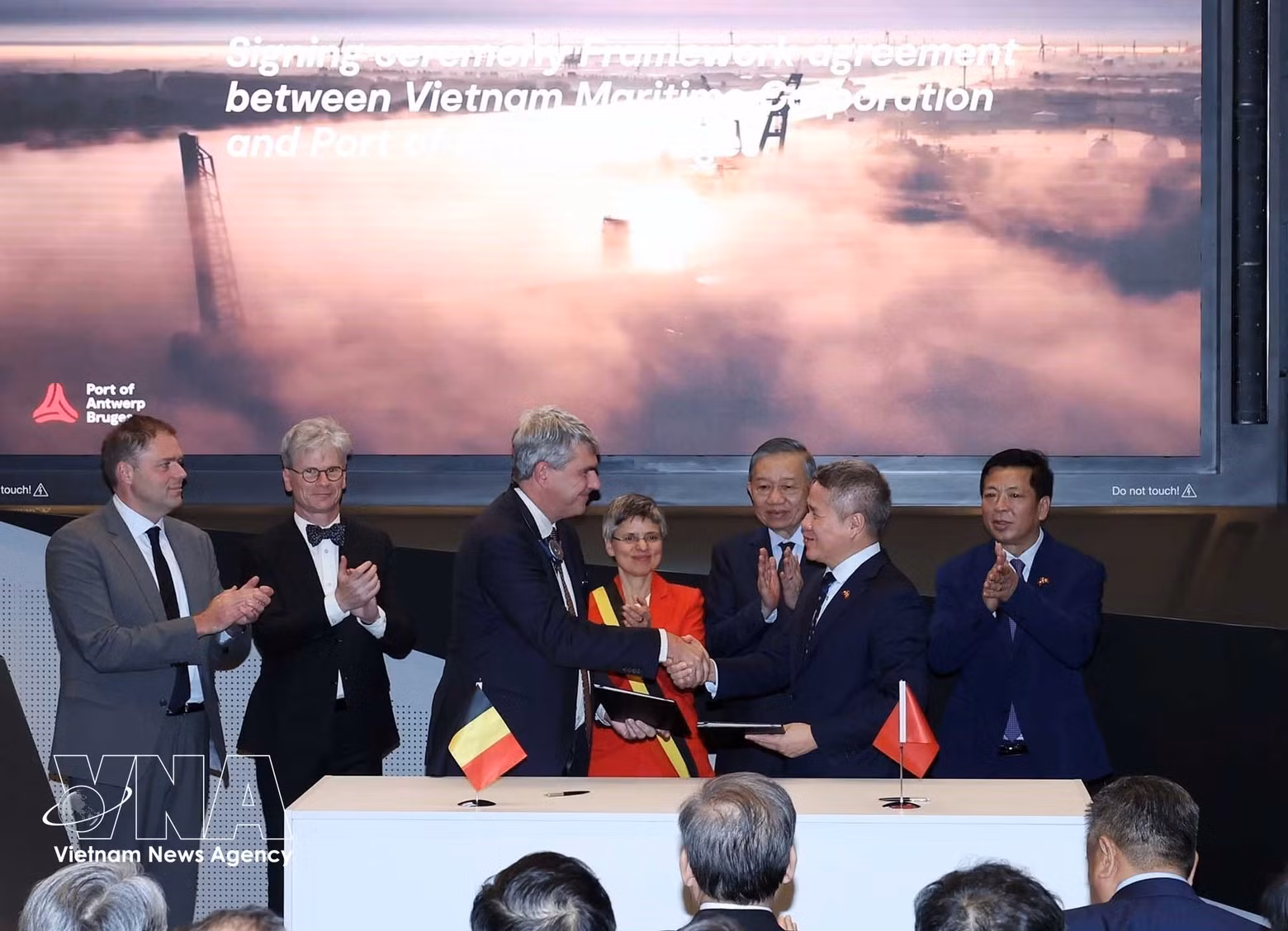 El secretario general del Partido Comunista y presidente de Vietnam, To Lam, presencia la firma de un memorando de entendimiento entre el Puerto de Amberes y la Corporación Marítima de Vietnam. (Foto: VNA)