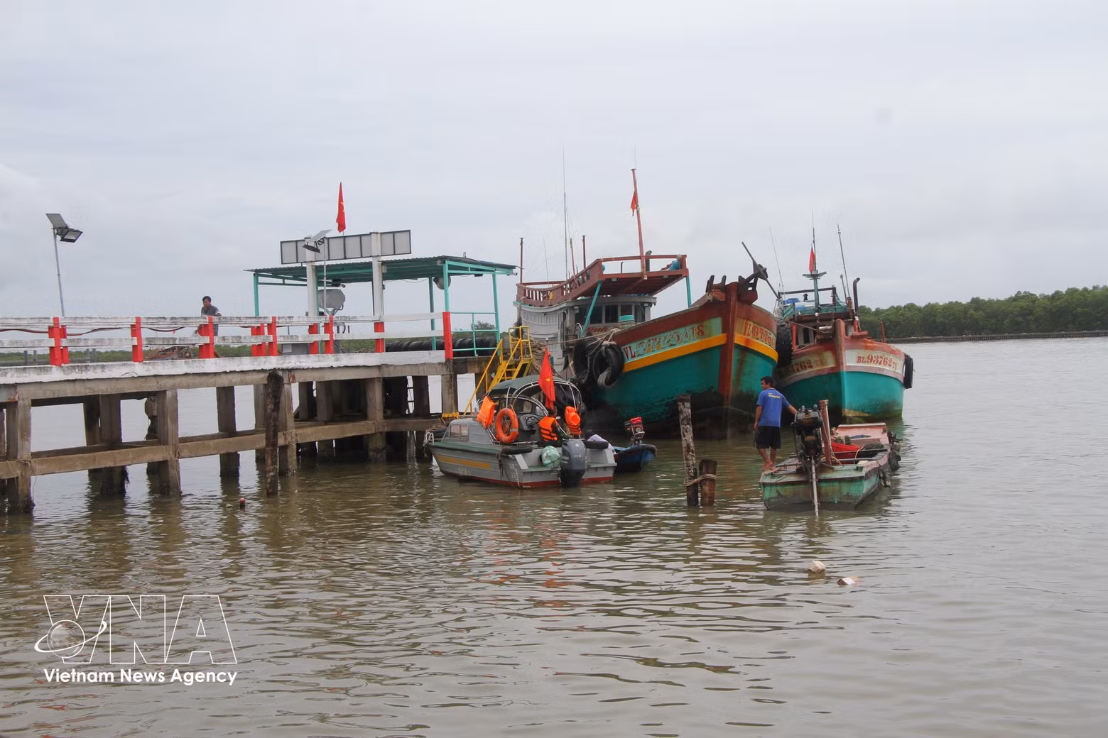 Embarcaciones de pescadores anclan en la Estación de Control de la Guardia Fronteriza de Ganh Hao para completar los trámites de entrada y salida del puerto. (Foto: VNA)