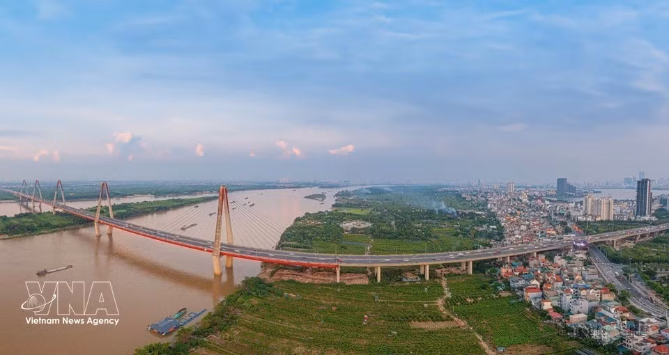 El puente Nhat Tan, uno de los pocos puentes atirantados de múltiples vanos de tal magnitud en el mundo, cuenta con cinco pilones que simbolizan las cinco puertas históricas de Hanói y los cinco pétalos de las flores de melocotonero asociadas con la aldea de Nhat Tan.