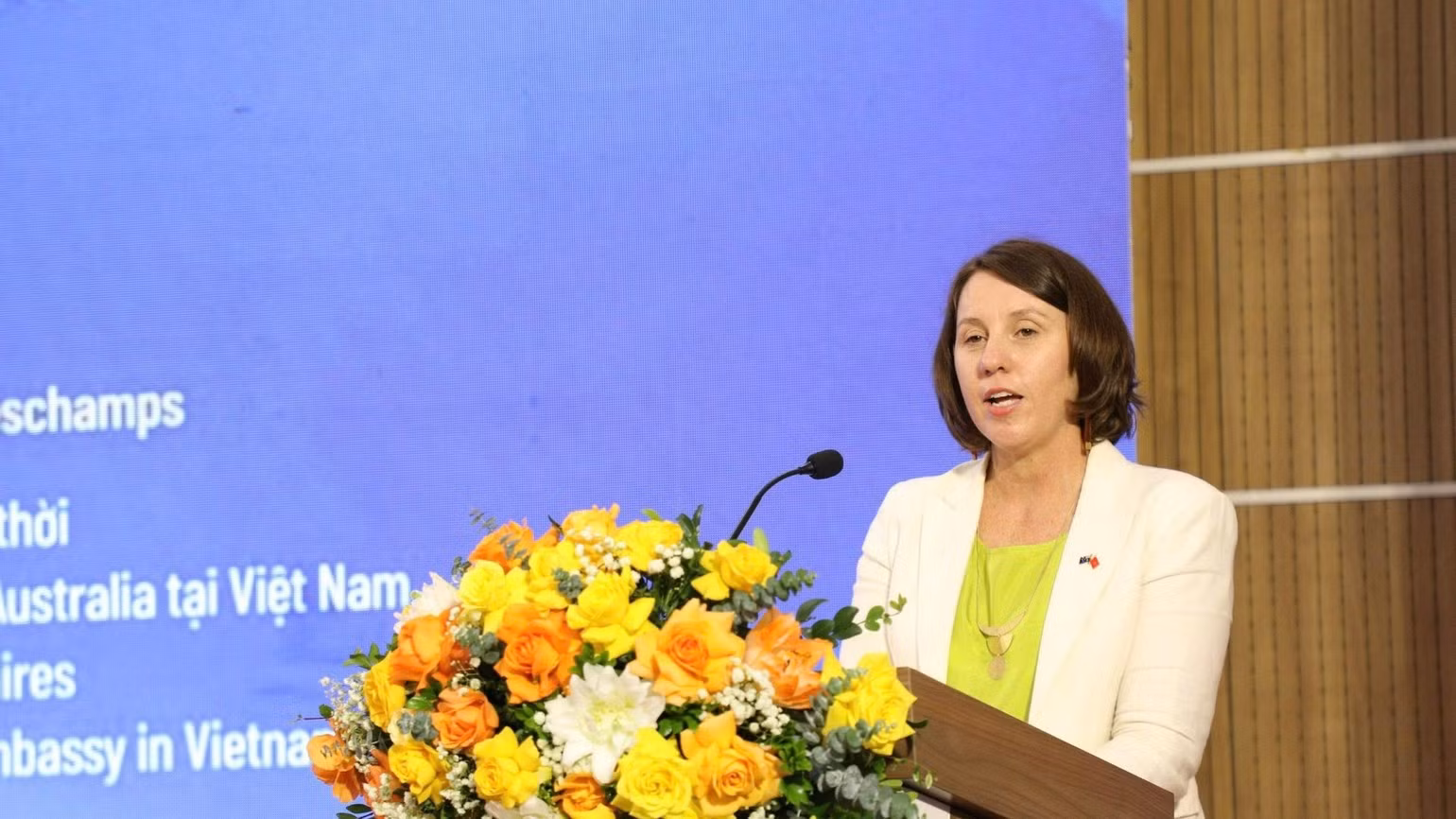 Renee Deschamps, encargada de negocios interina de la embajada de Australia en Vietnam, interviene en la cita.