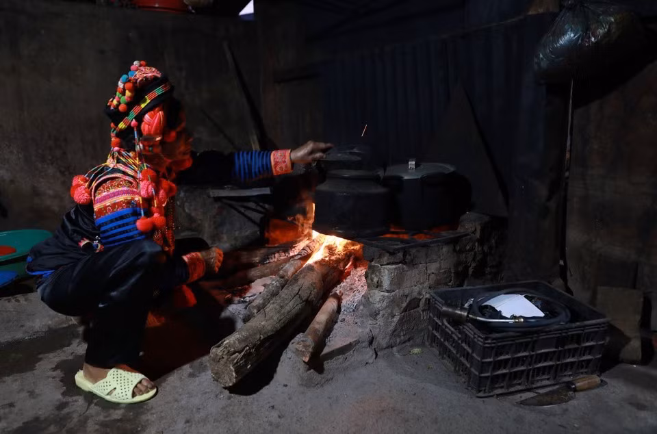 Lo primero que hacen los Ha Nhi al despertar es encender el fuego, hervir agua y prepararse para sacrificar un cerdo.