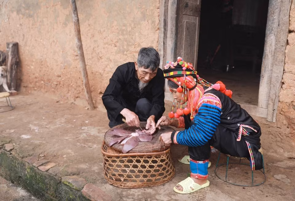 La costumbre de examinar el hígado del cerdo al comienzo del año es una tradición ancestral transmitida de generación en generación entre el pueblo Ha Nhi, y constituye un rito fundamental para cada familia en el primer día del año nuevo.