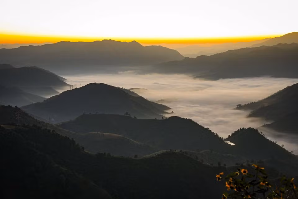 Mar de nubes elevándose en el valle.