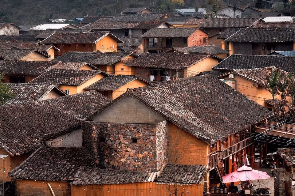 Los tejados de tejas yin-yang, característicos de las casas del pueblo Lo Lo en la aldea de Lo Lo Chai.