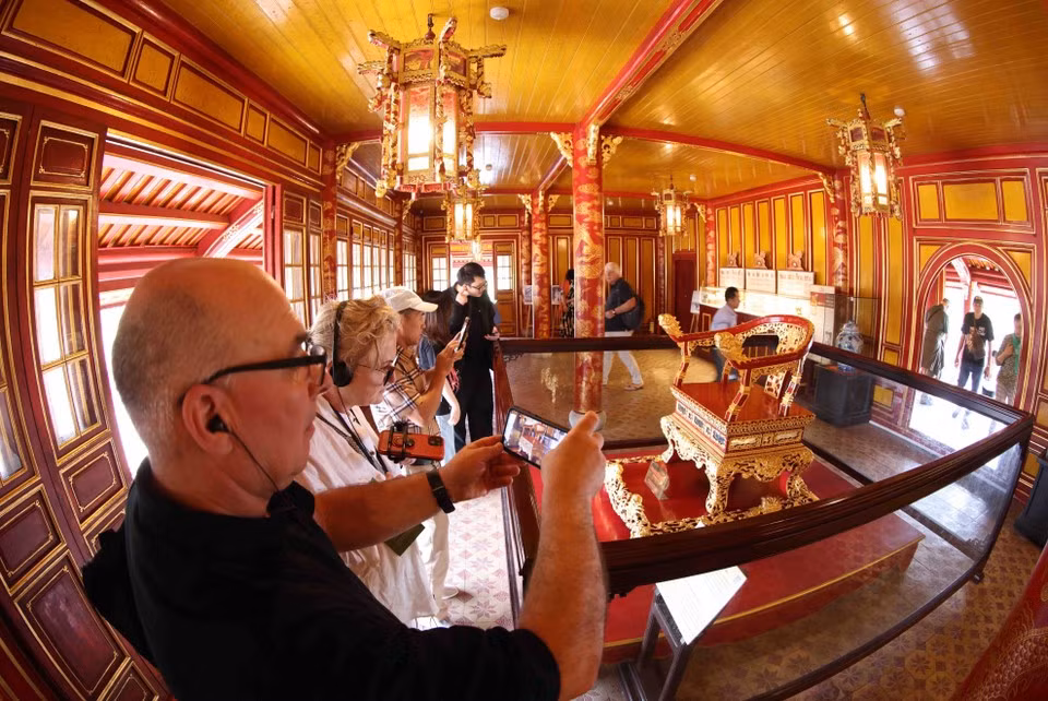 Visitantes en el Pabellón Ngu Phung de la Ciudad Imperial de Hue. (Foto: VNA)