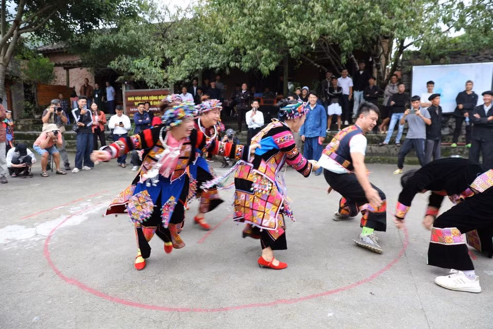 Los habitantes de Lo Lo Chai se integran en danzas tradicionales, atrayendo a numerosos visitantes para disfrutarlas y vivir la experiencia.