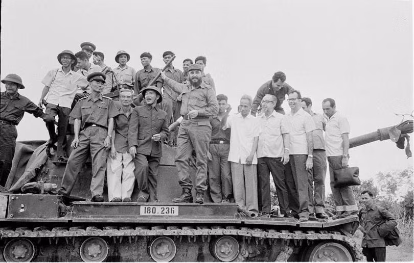 El 15 de septiembre de 1973, el primer ministro vietnamita Pham Van Dong, y el primer secretario del Partido Comunista de Cuba y primer ministro del Gobierno Revolucionario de Cuba, Fidel Castro, visitan la base militar de Doc Mieu que había sido destruida por las fuerzas armadas y el pueblo del Sur de Vietnam, ubicada en la línea de defensa electrónica McNamara. (Foto: VNA)
