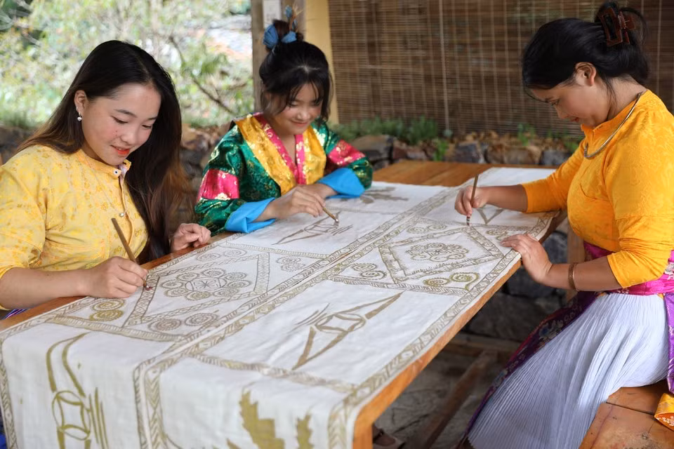 Las mujeres Lo Lo bordan minuciosamente textiles tradicionales, preservando la esencia de los oficios ancestrales y creando productos para el turismo comunitario.