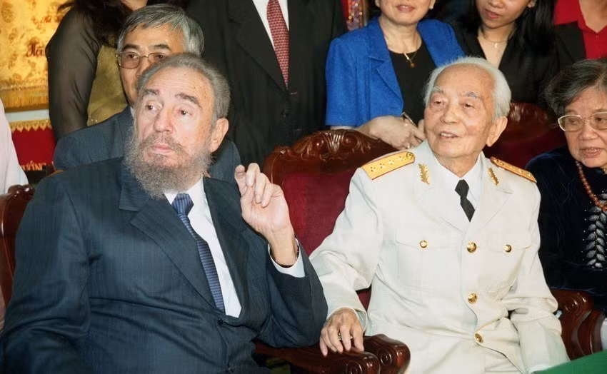 Durante su tercera visita a Vietnam, el primer secretario del Partido Comunista de Cuba y presidente de los Consejos de Estado y de Ministros de la República, Fidel Castro, se reúne con el General Vo Nguyen Giap en su domicilio en Hanói (22 de febrero de 2003). (Foto: VNA)