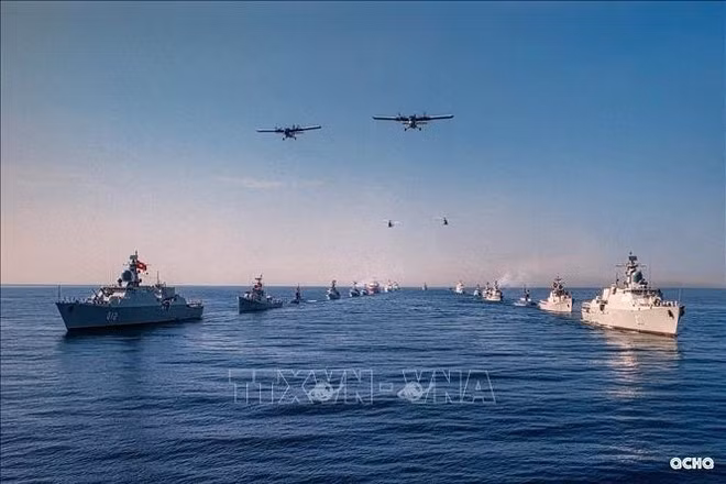 Buques y aeronaves participan en el desfile conmemorativo del 80.º aniversario de la Revolución de Agosto y el Día Nacional en la zona marítima frente a Cam Ranh, provincia de Khanh Hoa, el 2 de septiembre de 2025. (Foto cortesía de la Armada Popular)