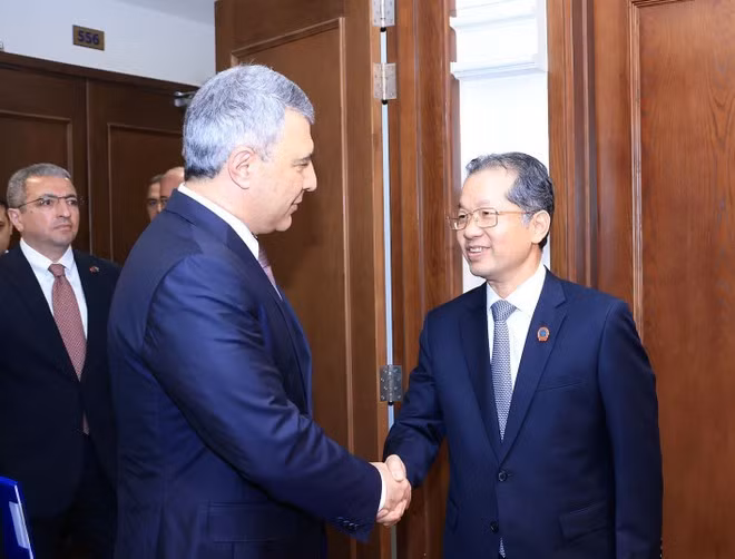 El presidente del Tribunal Popular Supremo de Vietnam, Nguyen Van Quang, recibe al presidente y titular del Consejo Judicial-Legal del Tribunal Supremo de Azerbaiyán, Inam Imdad Karimov. (Foto: VNA)