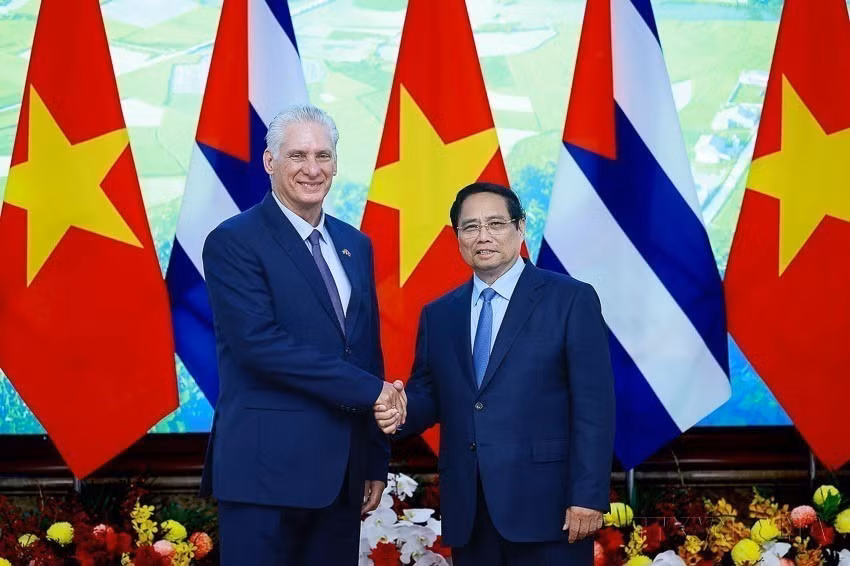 El primer ministro vietnamita, Pham Minh Chinh, se reúne con el primer secretario del Partido Comunista y presidente de la República de Cuba, Miguel Díaz-Canel Bermúdez (Hanói, 2 de septiembre de 2025). (Foto: VNA)