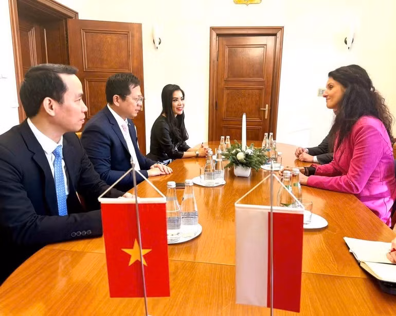El embajador Ha Hoang Hai trabaja con la gobernadora de Dolnośląskie, Anna Żabska. (Foto: Embajada de Vietnam en Polonia)