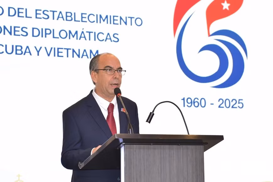 El embajador de Cuba en Vietnam, Rogelio Polanco Fuentes, habla en el acto. (Foto: qdnd.vn)