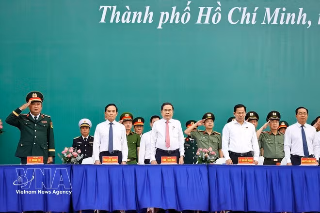 El presidente de la Asamblea Nacional, Tran Thanh Man, asiste a la ceremonia de alistamiento militar de 2026 en la Universidad Nacional de Ciudad Ho Chi Minh. (Foto: VNA)