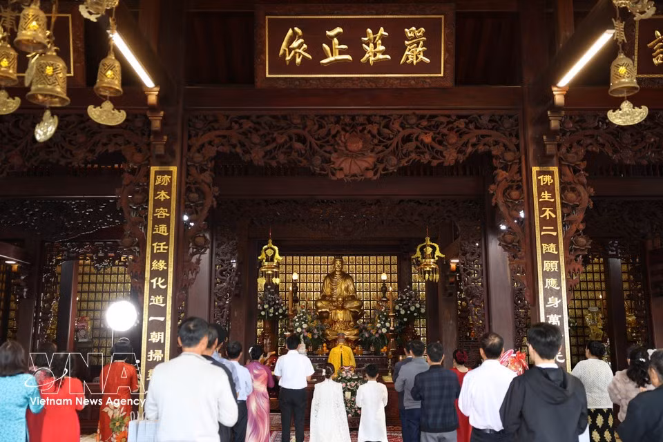 Fieles y turistas acuden a la Pagoda Sac tu Khai Doan para rendir culto y realizar ofrendas.