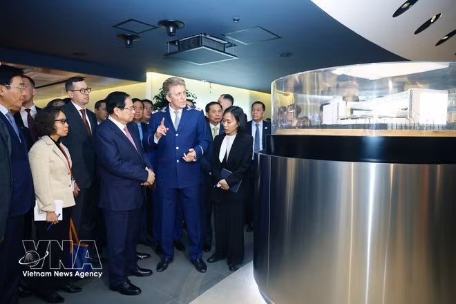 El primer ministro Pham Minh Chinh visita el Centro de control del sistema de metro de Moscú. Foto: VNA