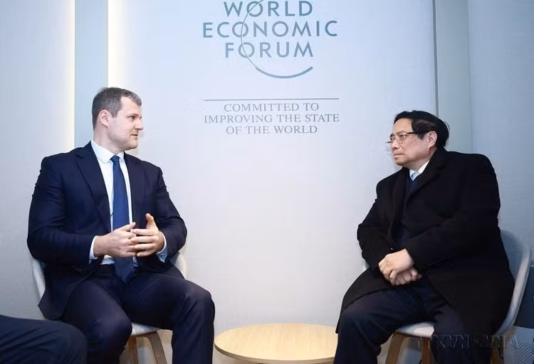 Durante su visita a la 55ª Reunión Anual del Foro Económico Mundial (FEM) en Davos (Suiza), el 21 de enero de 2025, el primer ministro Pham Minh Chinh se reúne con su homólogo de Lituania, Gintautas Paluckas. (Foto: VNA)