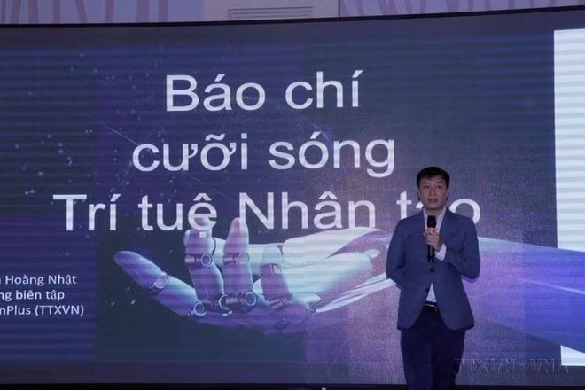 El periodista Nguyen Hoang Nhat habla en un seminario sobre la aplicación de la IA en la información periodística, celebrado en Da Lat el 1 de diciembre de 2023 (Foto: VNA)