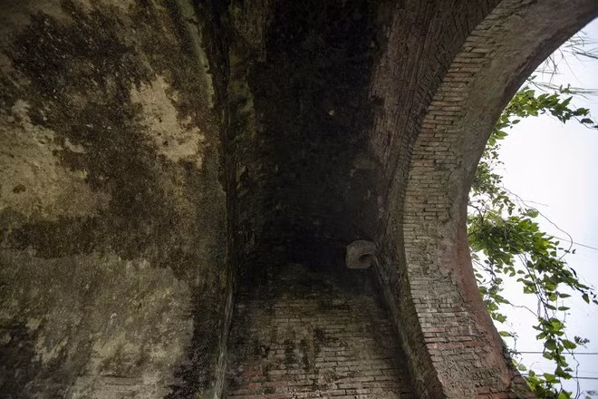 La puerta occidental permanece en buen estado, con una estructura abovedada compuesta por varias capas de ladrillos cocidos.