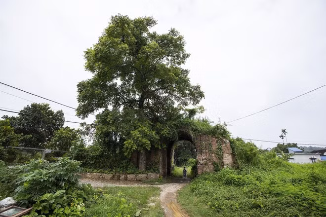 La “Ciudadela de la dinastía Mac” (según el nombre dado por los habitantes locales) conserva únicamente la puerta occidental en un estado relativamente intacto, con una estructura abovedada construida en varias capas de ladrillos cocidos.