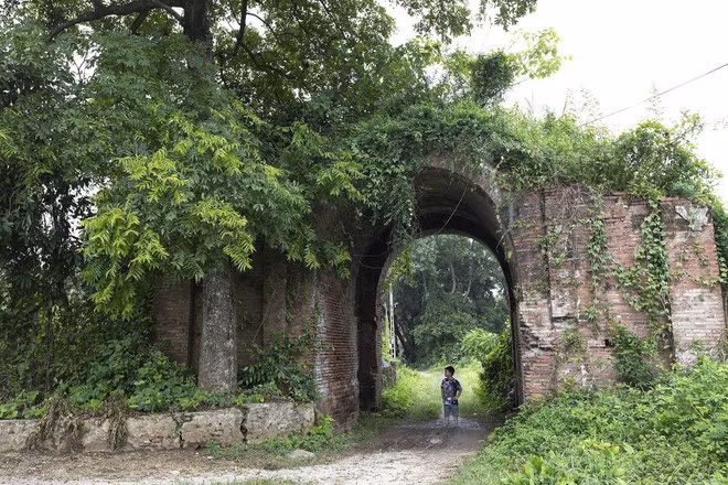 El nombre “Ciudadela de la dinastía Mac” ha sido utilizado por generaciones de habitantes del caserío Ba Lam, comuna de Cao Duong, provincia de Phu Tho, para referirse a este sitio antiguo.