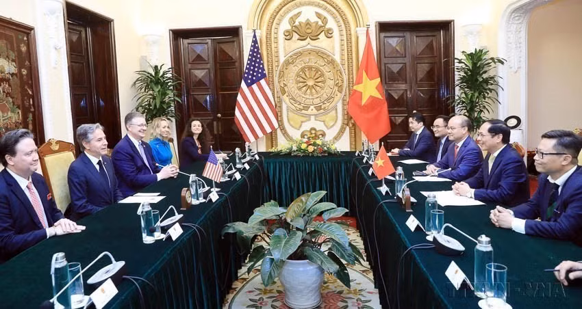 El ministro de Relaciones Exteriores de Vietnam, Bui Thanh Son, mantuvo conversaciones con el secretario de Estado de Estados Unidos, Antony Blinken, durante su visita a Vietnam del 14 al 16 de abril de 2023. (Foto: VNA)