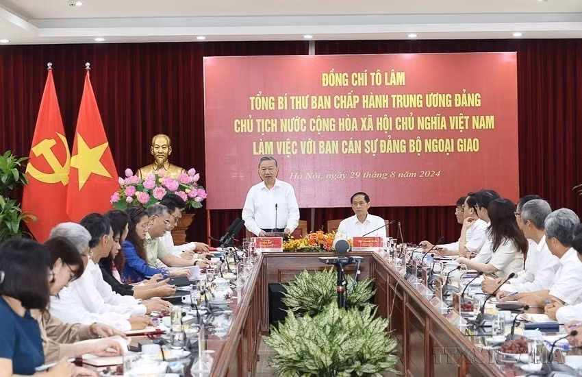 El secretario general del Partido Comunista y presidente de Vietnam, To Lam, sostuvo en encuentro de trabajo con el Comité del Partido del Ministerio de Relaciones Exteriores en la implementación de la política exterior del XIII Congreso Nacional del Partido y el desarrollo del sector diplomático (Hanói, 29 de agosto de 2024). (Foto: VNA)