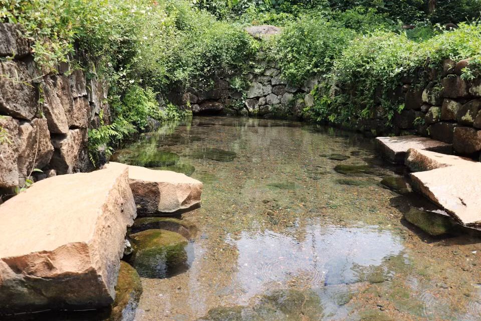 Fuente de agua fresca y clara en el antiguo pozo.