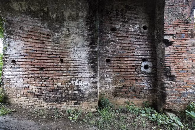 En el interior de los arcos de las dos puertas se hallan bloques de piedra con orificios redondos. Según los ancianos del lugar, estos bloques de piedra cuadrada perforada podrían haber servido para insertar los cerrojos que aseguraban las puertas de la ciudadela.